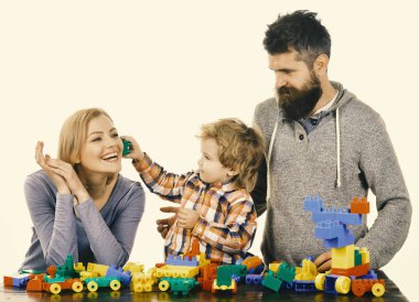 Ebeveynler ve çocuklar oyun odasında. Neşeli yüzlü bir aile