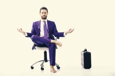 İş adamı iş gününden sonra stresten kurtulur ve dinlenir..