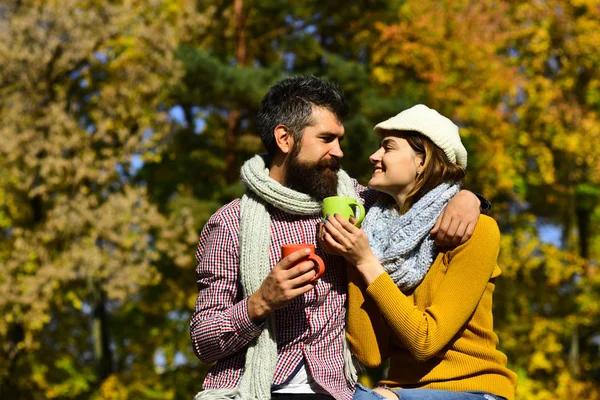 Ragazza e barbuto ragazzo o amanti in data abbraccio . — Foto Stock