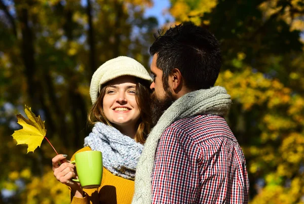 Kız ve sakallı adam mı yoksa mutlu aşıklar kucaklaşması mı?