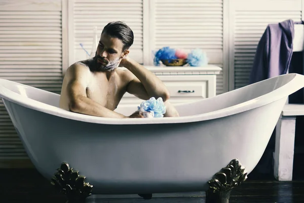 Guy dans la salle de bain avec le visage réfléchi prenant bain — Photo