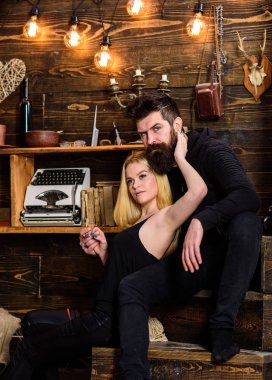 Çift gamekeepers evde, ahşap iç arka plan romantik akşamın. Aşık çift hugs, birlikte sarılma. Kız ve erkek sakin yüzleri sıcak atmosferde rahatlayın. Romantik kavramı