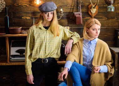 Arkadaş veya kız kardeşim hoş gamekeepers evde, iç arka plan akşamın. Ormanda kavramı tatil. Kızlar iyi tatiller. Kızlar sakin yüzler üzerinde dinlenme yaparken sıcak atmosferinin keyfini çıkarın