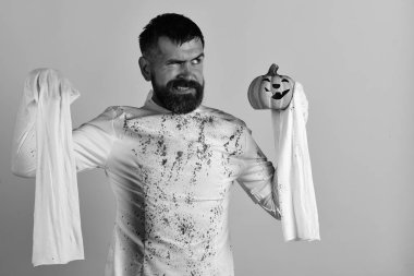 Sakallı adam turuncu kabak gülümseme ile tutar