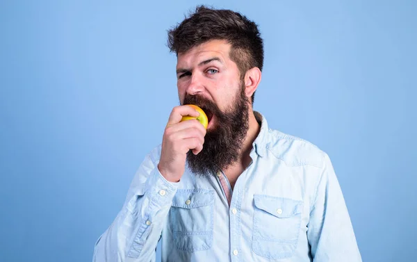 Вегетаріанського Способу Життя Людина Бородою Hipster Тримати Руку Фрукти Apple — стокове фото