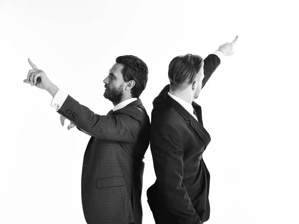 Unga affärsmän pekar i två olika riktningar på samma t — Stockfoto