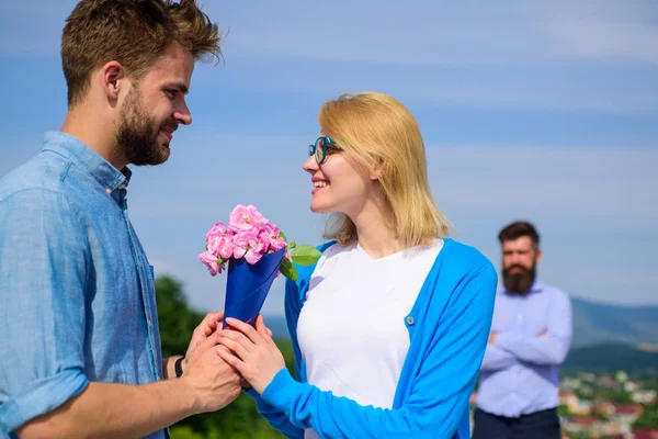 Par med blommor bukett romantisk datum. Ny kärlek. Par i kärlek dejting utomhus solig dag, himmel bakgrund. Ex make som är svartsjuk på bakgrund. Ex partner börjar tittar på flicka lycklig kärlek relationer — Stockfoto