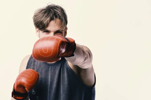 Hombre con cerdas y cara segura lleva guante de boxeo —  Fotos de Stock