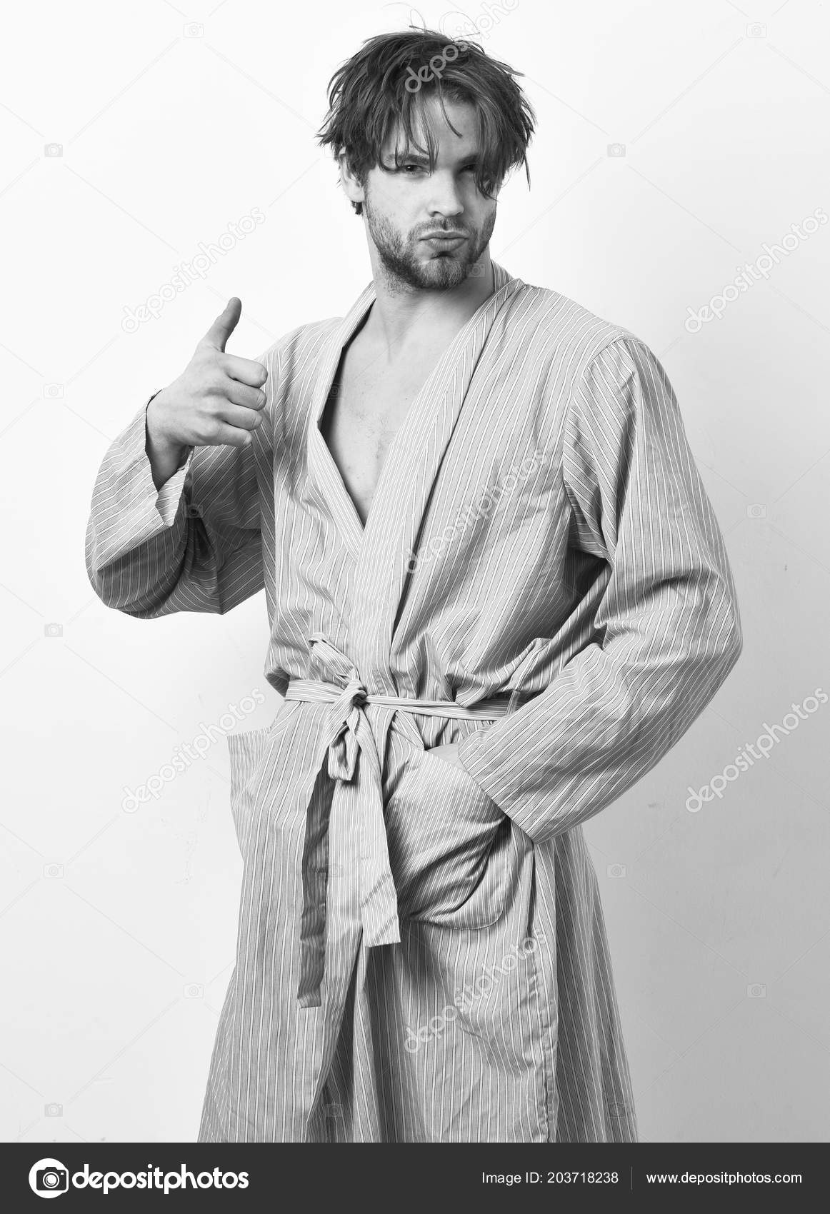性感男子气概的浴衣或休闲服装显示拇指向上 图库照片 C Stetsik 性感男子气概的浴衣或休闲服装显示拇指向上 图库照片 C Stetsik