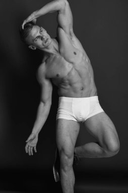 Güçlü kas kıvrımları olan erkek ya da seksi maço