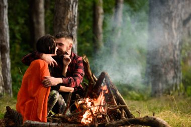 Sakin yüzü ile ekose kaplı olan genç çift.