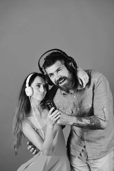 파티와 음악 개념. 사랑하는 커플은 헤드폰을 쓴다 — 스톡 사진