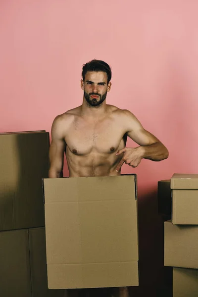 セクシュアリティと概念の移動: ボックスの髭マッチョ — ストック写真