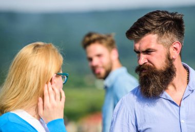 Koca kesinlikle yürüyüş sırasında başka bir adam bakarak karısını izliyor. Kıskanç kavramı. Yoldan geçen hanıma gülümseyerek. Kıskanç sakallı adam agresif çünkü kız yakışıklı yoldan geçen ilgi