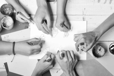 Eller renkli kalemleri tutar ve çizer, üst görünüm