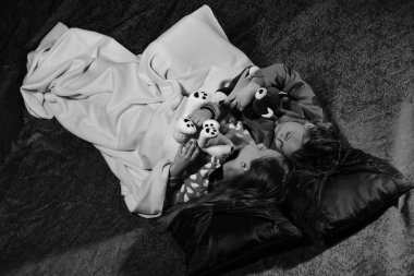 Kızlar pijama partisi yapar, uykuya dalarlar. Rahat yüzlü çocuklar.