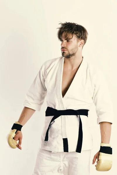 Młody zawodnik MMA w kimono, odizolowany na białym — Zdjęcie stockowe