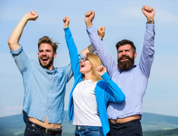 Concepto de libertad. Los empleados disfrutan de la sensación de libertad. Hombres con barba en ropa formal y rubia en gafas terminaron el trabajo. Empresa tres colegas felices trabajadores de oficina disfrutar de la libertad, fondo del cielo — Foto de Stock