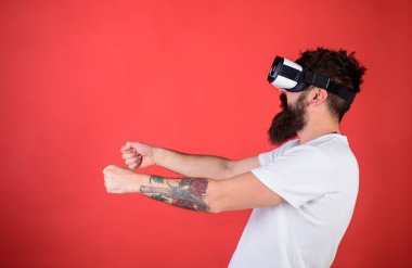 Hippi araba sanal gerçeklik yüksek hızda sürüş konsantre yüzünde. Vr sakallı sürüş araba, kırmızı arka plan gözlük. Sanal yarış kavramı. Adam oyun Vr içinde yarış oyunu