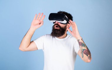 Vr gözlük, açık mavi renkli sakallı adam. VR gadget kavramı. Sanal gerçeklik ile modern Gadget'ı keşfetmek meşgul yüzündeki hippi. Adam kafa monte ekran ile etkileşim içinde sanal gerçeklik