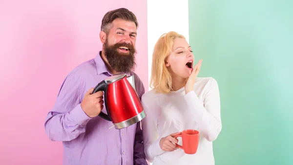 Profitant du café du matin. Homme avec théière électrique et femme avec tasse prête à boire le café du matin. Obtenez la boisson chaude préférée de charge d'énergie. La première chose qu'ils font tous les matins préparer une boisson chaude — Photo