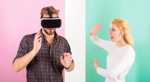 Hombre gafas VR involucrados videojuego mientras que la chica tratar de despertarlo. El videojuego capturó la imaginación del chico. Esposa trata de ayudarle a volver a la vida real. Síntomas de adicción a los videojuegos y tratamiento — Foto de Stock