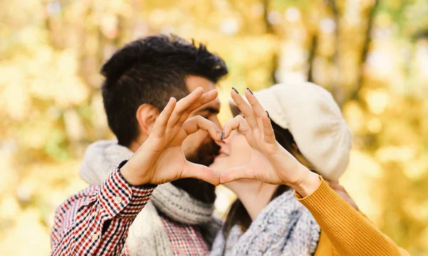 Kız ve sakallı adam ya da sevgili öpücüğü.