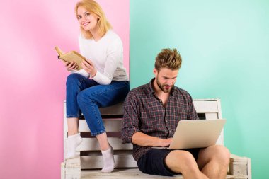 Gençlik bilgi aramak boş zaman harcamak. Çift olan öğrenciler kitap ve bilgi arama laptop. Erkek ve kadın farklı bilgiler depolar kullanın. Bunun yerine eski bilgileri depolar dijital