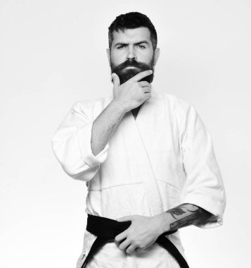 Beyaz arka planda kimonolu genç sporcu..