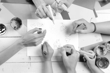 Eller renkli işaretleri tutun ve çizin. El işaretleri