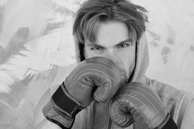 Renkli arka plan üzerinde dağınık saçlı adam. Spor ve kutusu