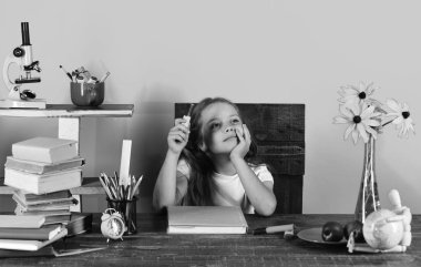 Okul konseptine geri dönelim. Çocuk ve okul malzemeleri.