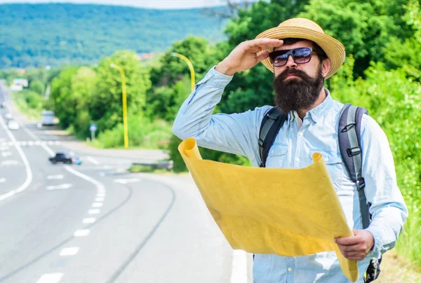 Eski okul gezinti. Backpacker kağıt harita navigasyon için kullanın. Orienteering topografik harita. Harita gezinmek için adam turist dünya tarafında arıyorum. Kağıt levha harita dijital yerine kullanmak için kullanılan Turizm