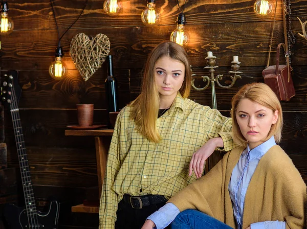 Duygulu akşam kavramı. Arkadaş veya kız kardeşim hoş gamekeepers evde, iç arka plan akşamın. Kızlar sakin yüzler üzerinde dinlenme yaparken sıcak atmosferinin keyfini çıkarın. Kızlar tatilde rahatlatıcı