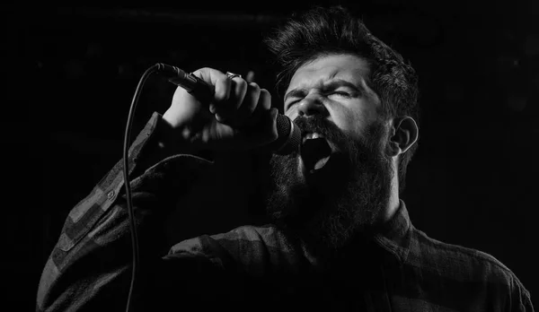 Concepção de espectáculo de talentos. Músico, cantor cantando no salão de música, clube . — Fotografia de Stock