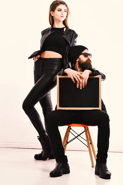 Casal elegante usando jaquetas de couro preto no fundo branco — Fotografia de Stock