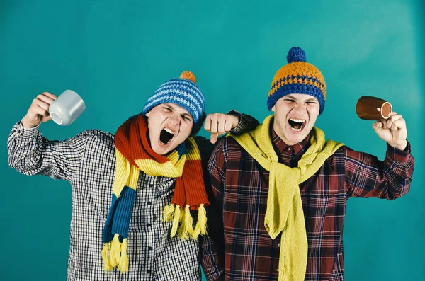 Kardeşler kahveyi ya da çayı severler. Sıcak şapkalı ikiz kardeşler.