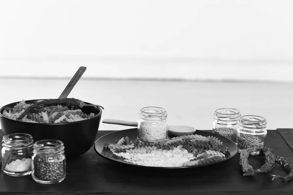 Chuť a pikantní kuchyně koncept. Italské jídlo položené na stůl — Stock fotografie