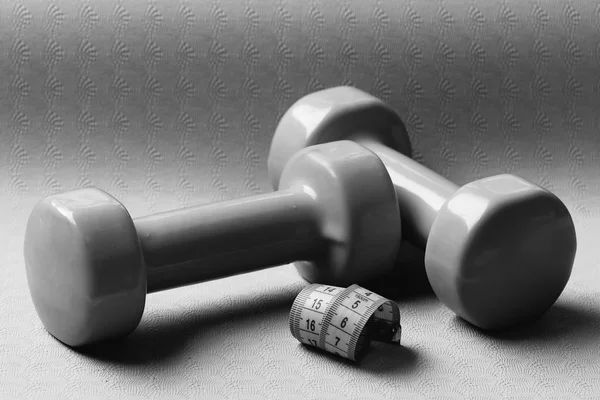 Küçük halterler, cyan cetvelin yanında, yakın çekim