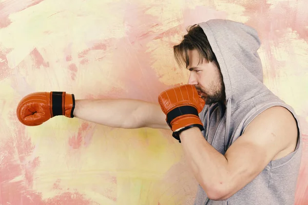 Spor, kutu ve mücadele kavramı. Boksör ile konsantre yüz