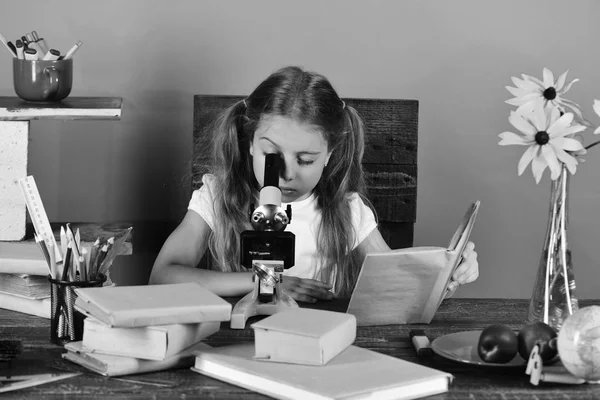 Lány, figyelmes arccal néz Mikroszkóp. Tudomány és oktatás — Stock Fotó