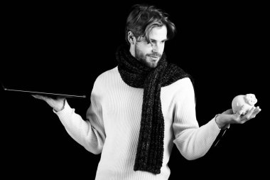 Laptop ve para kutusu olan sakallı adam.