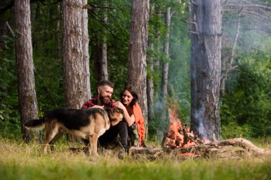 Kadın, erkek ve hiking, kamp tatil, köpek.