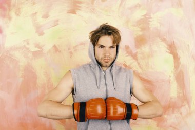 Renkli arka planda dağınık saçlı bir adam. Kapüşonlu adam.