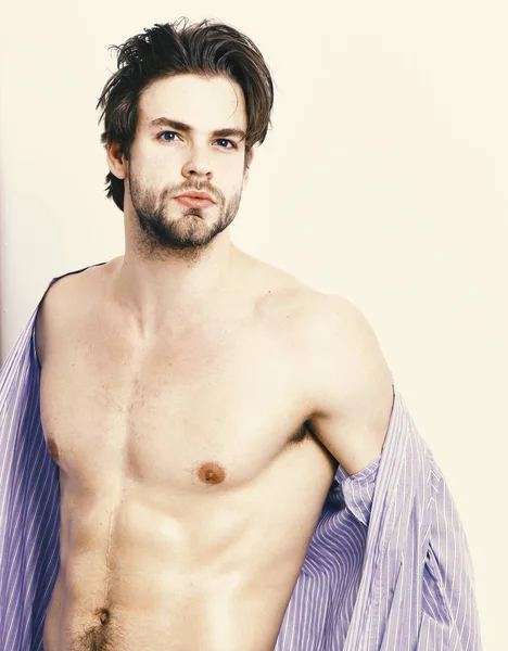 Güçlü göğüs ve gövdesi olan bornozlu bir maço..