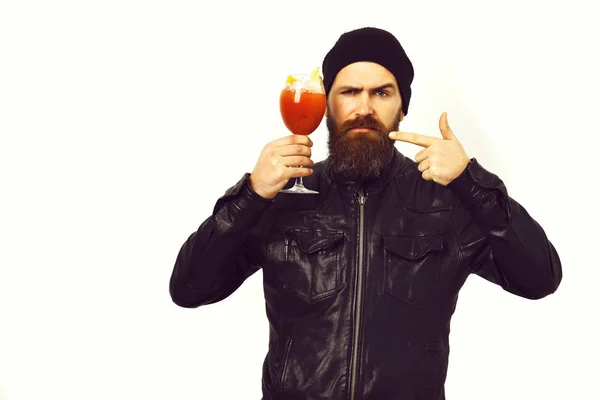 Brutale blanke hipster met alcoholische drank of verse cocktail — Stockfoto