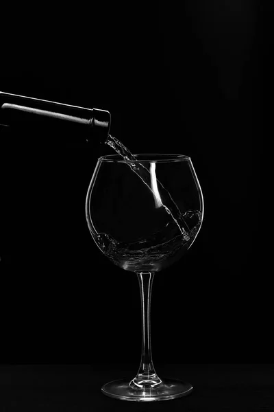 Vinho sofisticado derramado de vidro de enchimento de garrafa — Fotografia de Stock