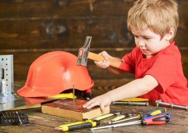 Yürümeye başlayan çocuk meşgul yüzündeki çekiç aracı evde atölye ile oynuyor. Kavram handcrafting. Çocuk Çocuk tamirci oynamak. Çocuk şirin ve sevimli Oluşturucusu'nu veya repairer oynarken, onarma veya handcrafting