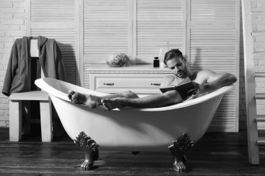 Sakallı ve odaklanmış yüz okuma kitabı olan bir adam.