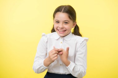 Mutlu çocuk. Okul üniformalı mutlu bir çocuk. Sarı arka planda mutlu bir çocuk. Mutlu çocuğun moda ve güzelliği. Çok eğlenceli..